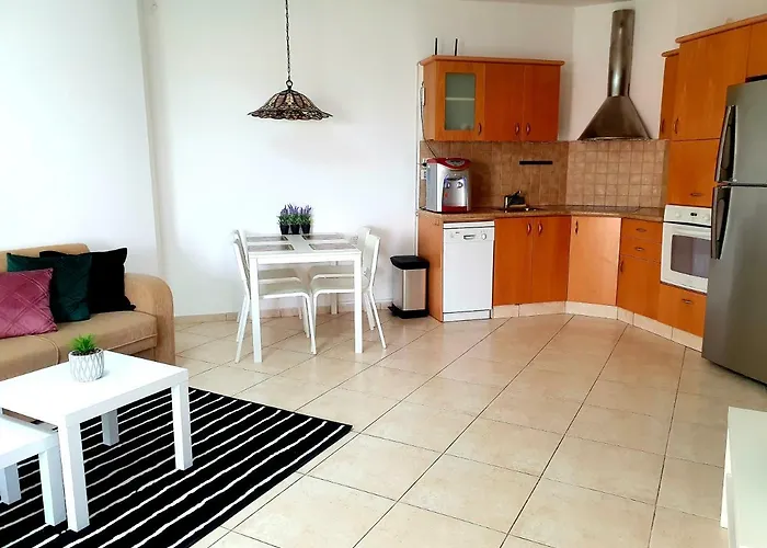 2 Bedroom Apartment With Sea View - By Amdar Holiday Apartmets